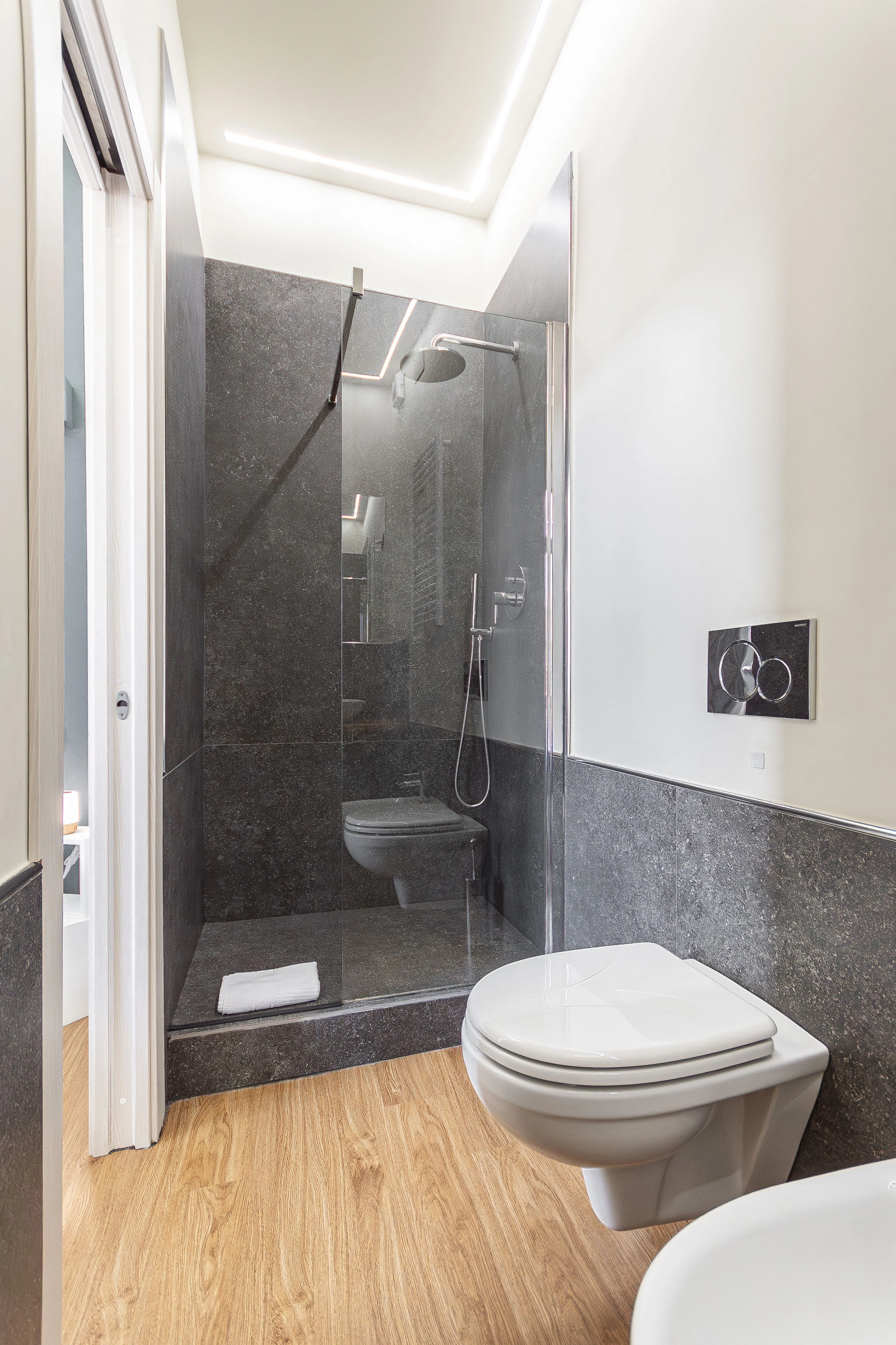 Modernes Bad Apartment A mit Dusche