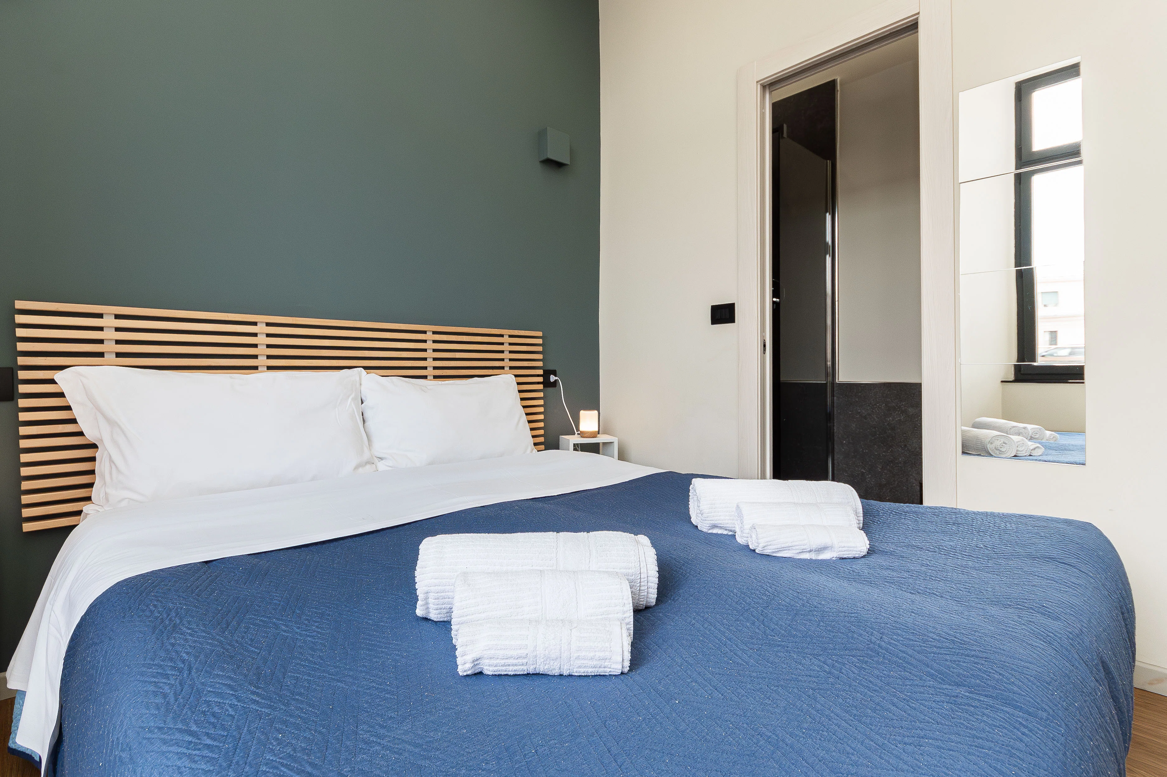 Frisch bezogenes Bett mit Handtüchern Apartment A