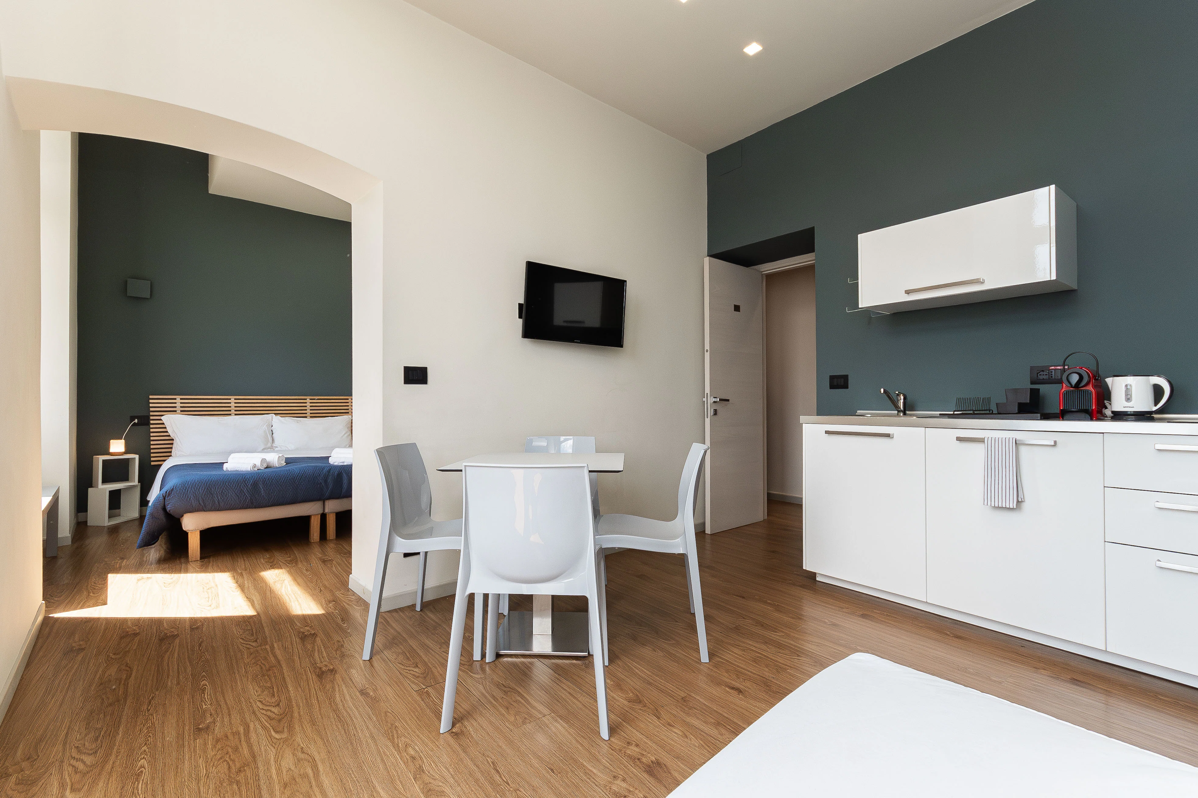 Wohnzimmer mit Sofa Apartment A