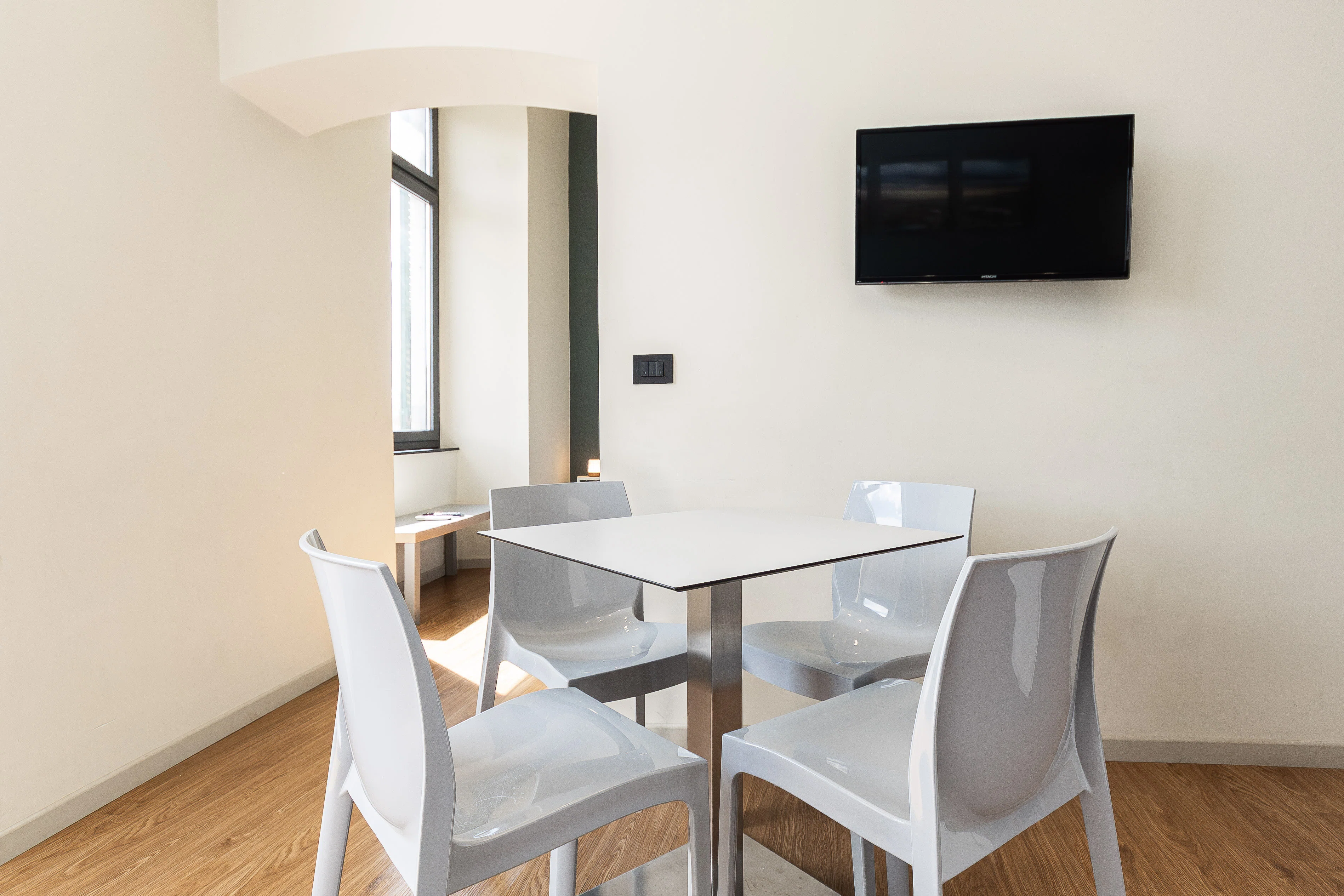 Flachbild-TV im Wohnzimmer Apartment A
