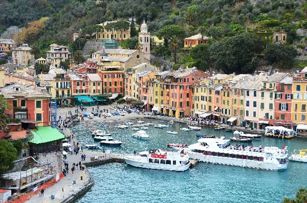 Portofino – pittoresco borgo sul mare, facilmente raggiungibile da Genova